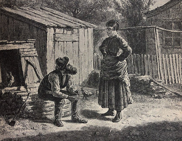 一名男子坐在一堆木头上，旁边放着一把斧子，他正在和一个双手叉腰的女人说话图片下载