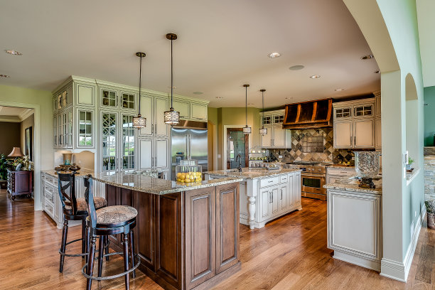 许多颜色装饰着这个漂亮的厨房图片下载