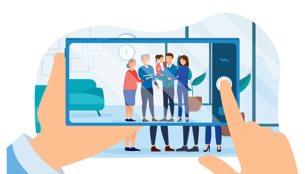 在家里用智能手机给家人拍照图片下载