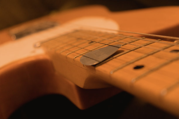 近景的一个电吉他与拨片图片下载