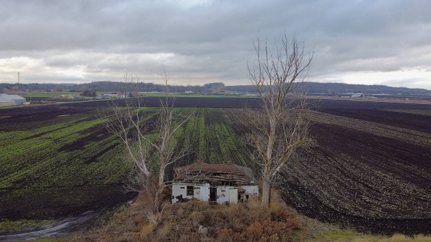废弃的房子-航拍照片图片下载