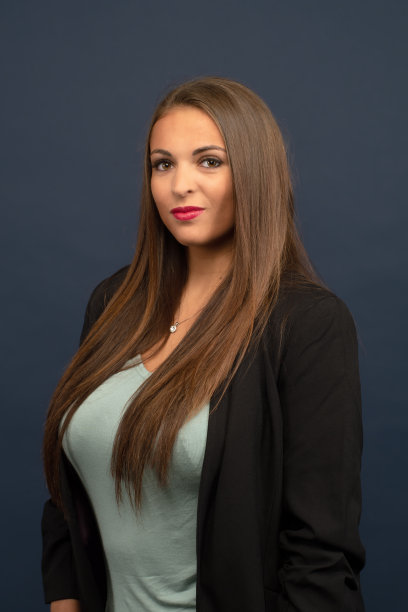 20多岁画室里的漂亮女人图片下载