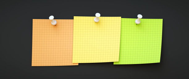 三张空白的留言贴在一起，并在黑色背景上留下空白。专为附加构图而设计。图片下载