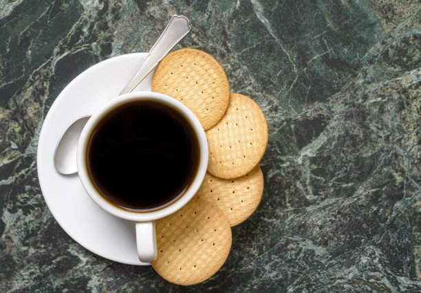 一杯黑咖啡和饼干图片下载