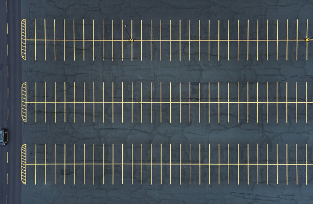 空荡荡的停车场图片下载