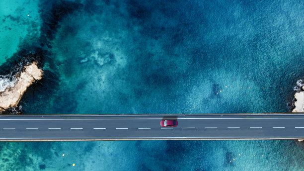 桥在水上的鸟瞰图素材图片