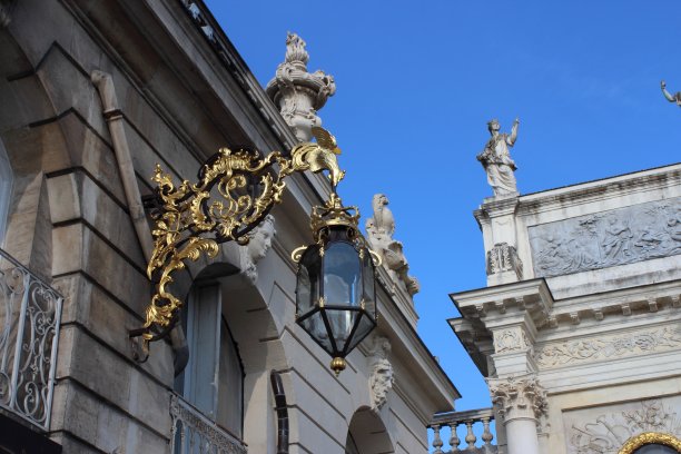 法国南希市斯坦尼斯拉斯广场上的镀金灯笼。图片下载