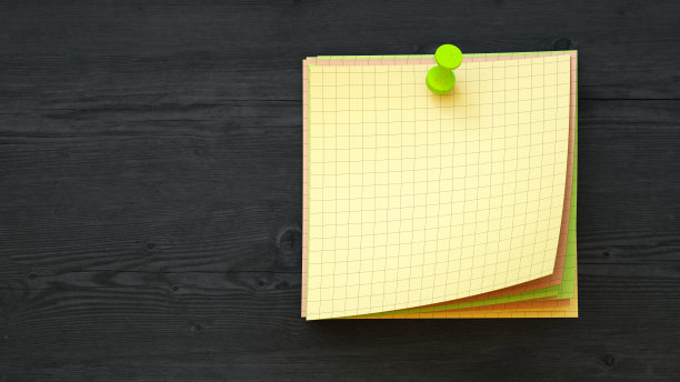 一堆空白的便利贴，贴在深色的木头背景上。专为附加构图而设计。图片下载