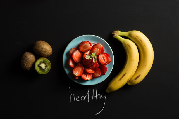 黑板上的水果和饮食概念图片下载