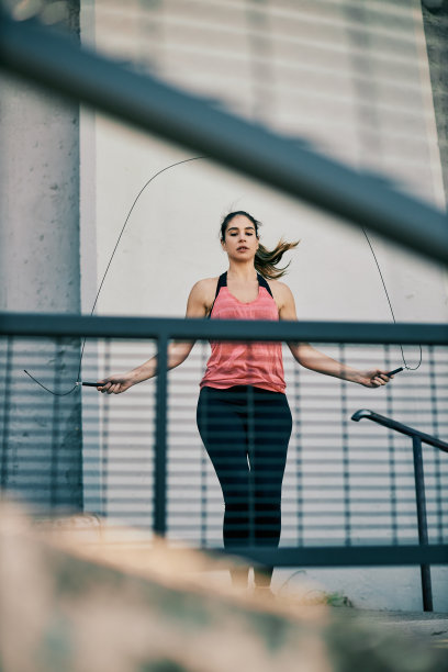 适合运动员跳绳在城市的外部。图片下载