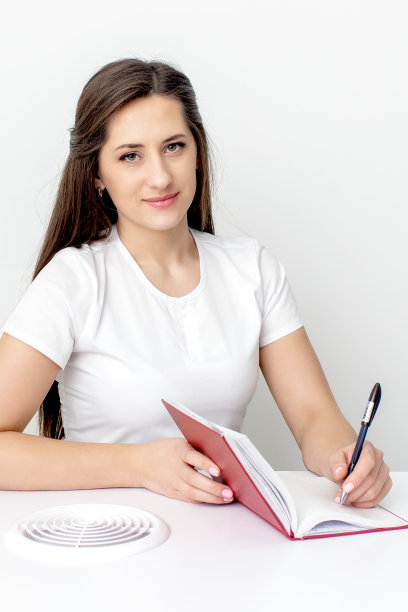 美甲师在笔记本上写笔记图片下载