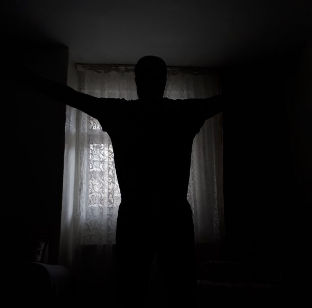 那个人在窗前剪影图片下载