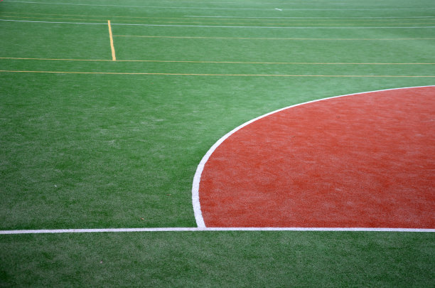 城市公共体育综合体运动场的人造草地表面。球类运动的表面质量在各种天气下都有保证图片下载