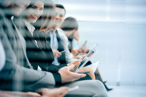 一组填写面试表格的候选人图片下载