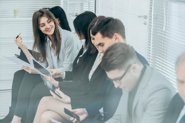 一群等待面试的应聘者图片下载