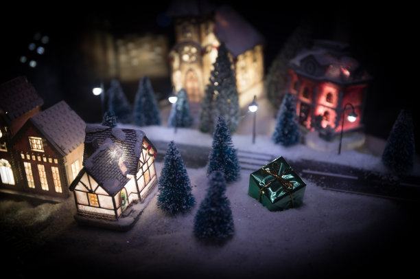 新年小房子在雪中，晚上用冷杉树。节日的概念。有选择性的重点图片下载