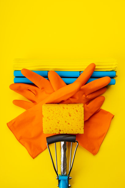 清洁的概念。一套工具的家务清洁在橙色的背景。清洁海绵，海绵拖把。副本的空间。以上观点图片下载