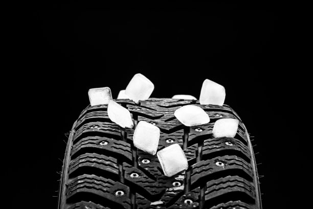 冬钉轮胎装饰冰砖。影棚拍摄。轮胎行业的概念。本空间图片下载