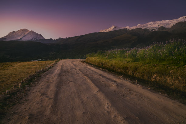 秘鲁，瓦拉兹附近的安第斯山脉，通往科迪勒拉布兰卡山谷和华斯卡兰山脉的乡村公路图片下载