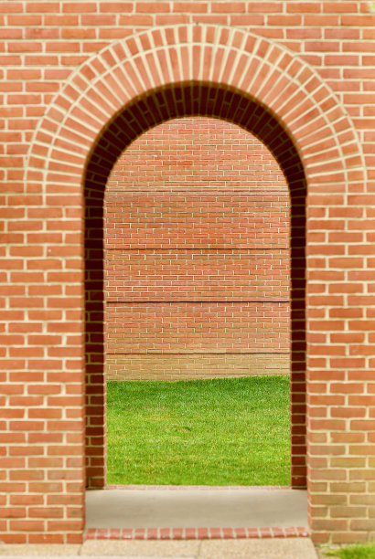 带草的砖砌拱门，聚焦背景图片下载