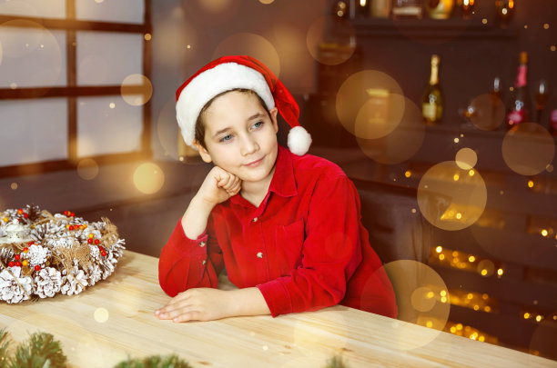 可爱兴奋的小男孩在布置圣诞装饰。圣诞气氛图片下载