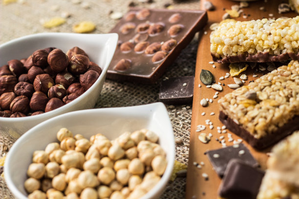 格兰诺拉燕麦棒和混合坚果图片下载