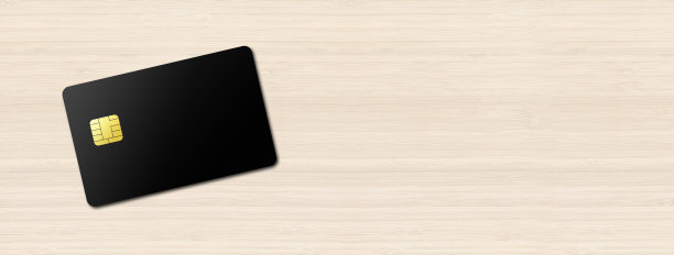 木质背景的黑色信用卡图片下载