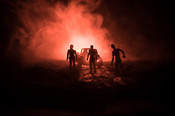 一辆停在路上的汽车点亮了一个僵尸的照片。可怕的僵尸影夜附近的汽车。小型装饰。图片下载