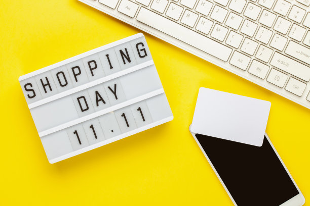购物日11.11的文字灯箱在黄色的纸背景。冬季年终促销促销设计。前视图。平躺图片下载
