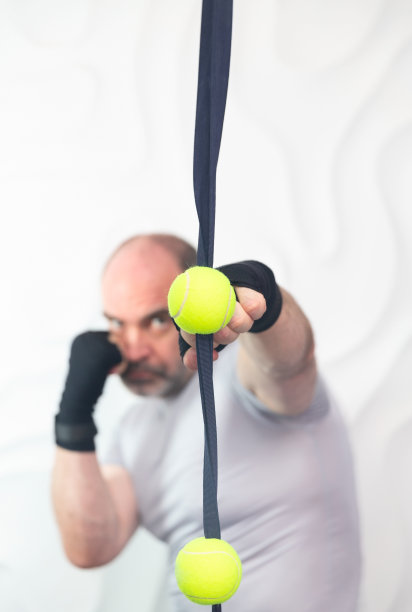 新冠肺炎隔离期间，一名男子正在家里打网球图片下载