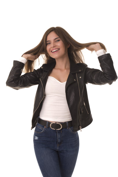 美丽的女孩拿着头发，对着镜头微笑。图片下载