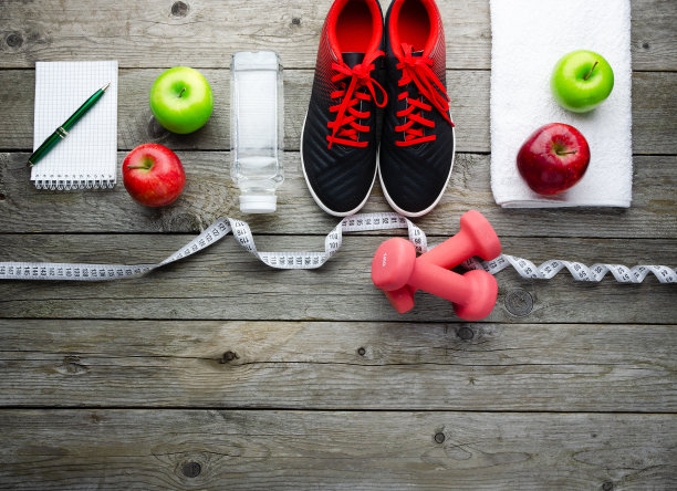 健身，减肥和家庭训练的概念与运动设备图片下载