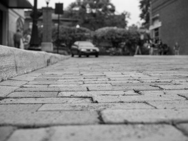 砖路街道- B&W图片下载