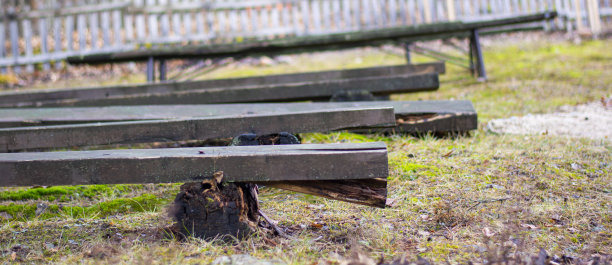 公园里久经风霜的老木凳。图片下载