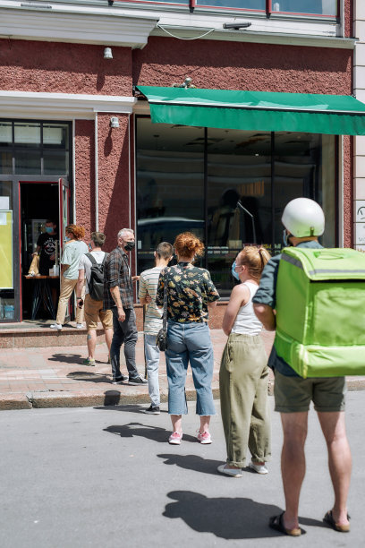 全程拍摄在冠状病毒封锁期间等待、排队、尊重社交距离领取订单、从取货点购买物品的人图片下载