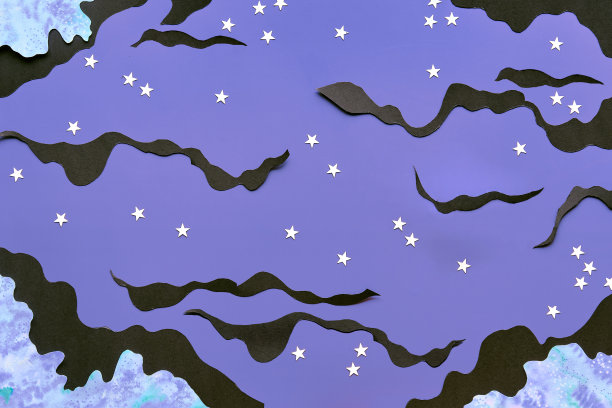 夜空，纸艺术，拼贴画。紫色的背景与水彩蓝色的云，月亮和星星图片下载