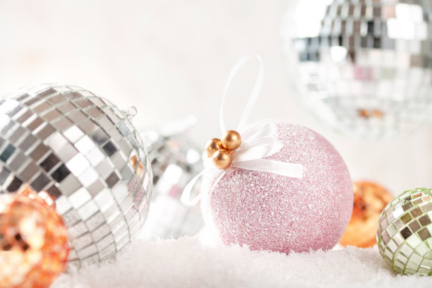 在雪中设置圣诞树玩具迪斯科球。图片下载