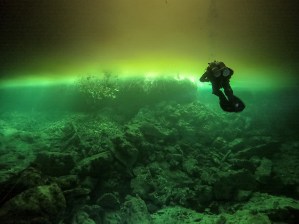 天然井潜水图片下载