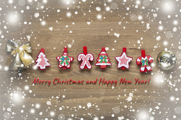 木制背景上的圣诞玩具和圣诞钟声。明信片圣诞快乐和新年快乐俯视图图片下载