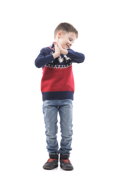 恭恭敬敬地乞讨着，快乐的小男孩紧握着双手，微笑着低头。图片下载