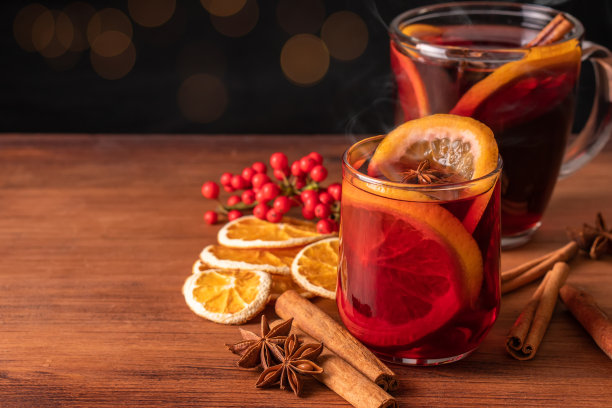 德国传统冬季圣诞市场新年假期节日喝Gluhwein热甜温热红酒香料柑橘芳香肉桂八角图片下载
