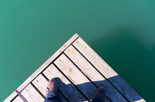 湖上的木码头图片下载