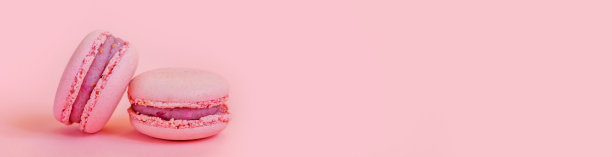 甜杏仁彩色粉色马卡龙或马卡龙甜点蛋糕孤立在时尚的粉色粉彩背景。法式甜饼。最小食物烘焙概念。平铺俯视图，横幅图片下载