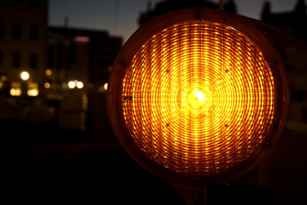 建筑工地上明亮的警告灯图片下载