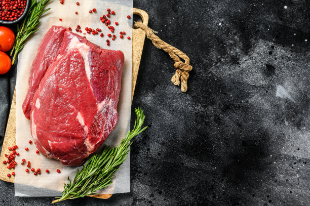 切割板上的生牛肉圆形切块图片下载