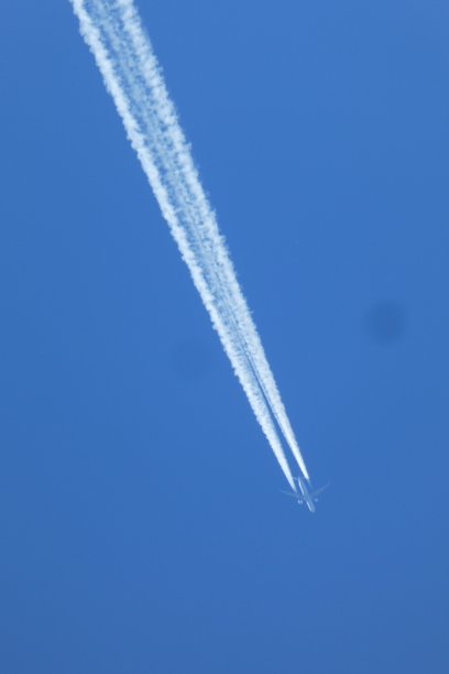 在诺曼底的蓝天上飞过一架飞机图片下载