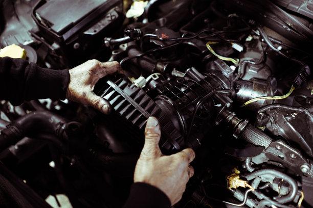 汽车修理工解构了内燃机图片下载