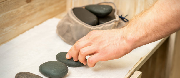 按摩师使用黑色按摩石图片下载