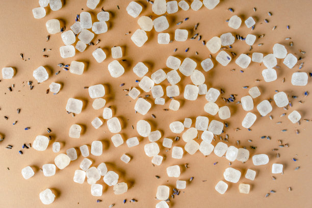 桌子上放着混合着薰衣草的生糖块，这是背景图片图片下载