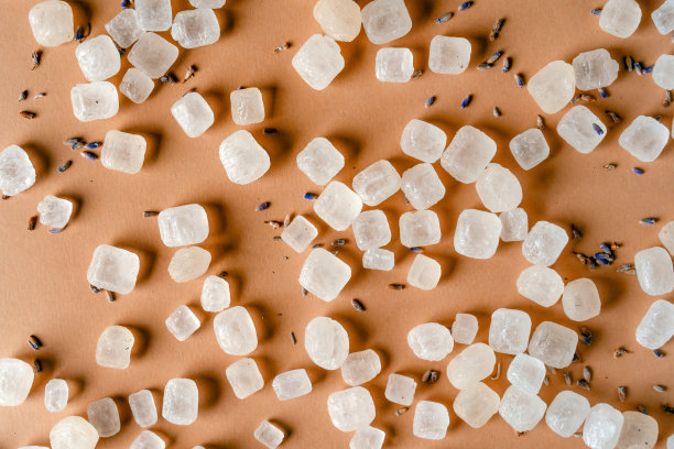 桌子上放着混合着薰衣草的生糖块，这是背景图片图片下载